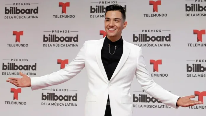 Luis Coronel: la fortuna del cantante de regional mexicano que conquistó Facebook. Luis Coronel: la fortuna del cantante de regional mexicano que conquistó Facebook.