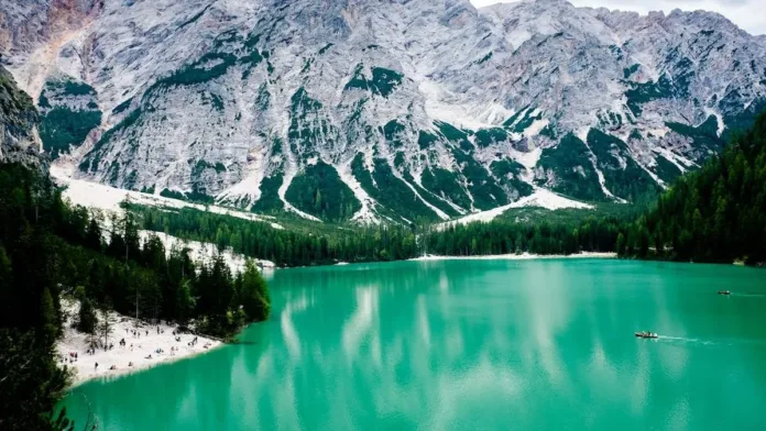 Explora los 10 lagos más hermosos del mundo y su rica biodiversidad. Explora los 10 lagos más hermosos del mundo y su rica biodiversidad.
