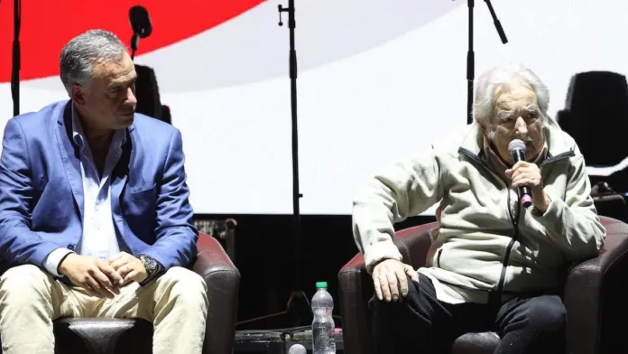 José Mujica en el cierre de campaña del Frente Amplio: "Estoy peleando con la muerte". José Mujica en el cierre de campaña del Frente Amplio: "Estoy peleando con la muerte".