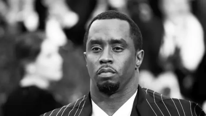 Diddy reflexiona en soledad con su Biblia durante su tiempo en prisión. Diddy reflexiona en soledad con su Biblia durante su tiempo en prisión.