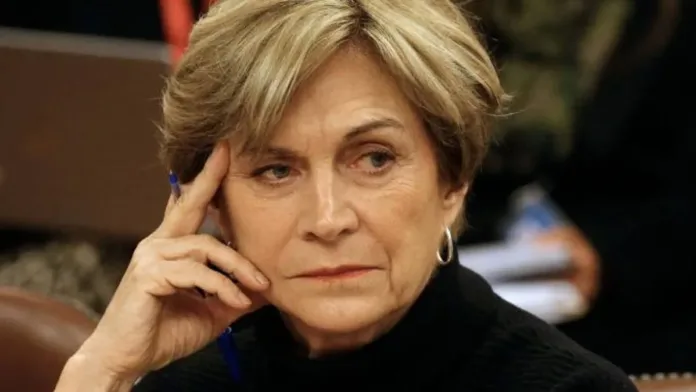 Evelyn Matthei afirma: "Los cambiaría a todos" sobre un posible ajuste de gabinete. Evelyn Matthei afirma: "Los cambiaría a todos" sobre un posible ajuste de gabinete.