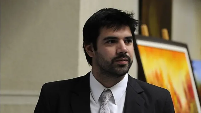 La PDI allana la oficina del diputado Joaquín Lavín por facturas falsas. La PDI allana la oficina del diputado Joaquín Lavín por facturas falsas.
