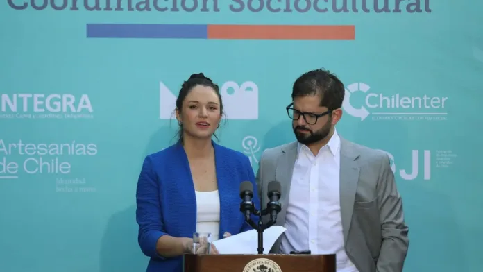 El Presidente Boric apoya a Irina Karamanos en medio del Caso Convenios. El Presidente Boric apoya a Irina Karamanos en medio del Caso Convenios.