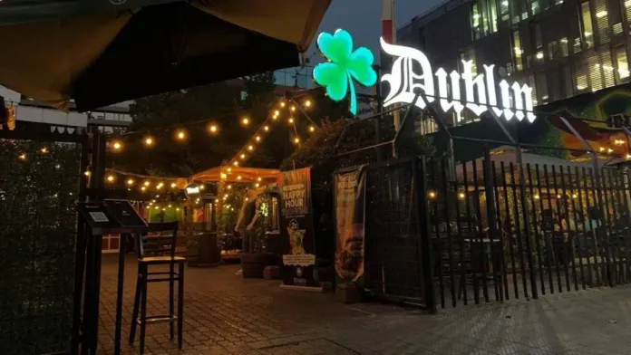 Sernac denuncia a Pub Dublin por exigir propinas y discriminar a clientes. Sernac denuncia a Pub Dublin por exigir propinas y discriminar a clientes.