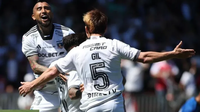 Colo Colo triunfa sobre Huachipato y acecha a la U en la lucha por el título. Colo Colo triunfa sobre Huachipato y acecha a la U en la lucha por el título.