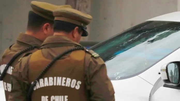 Escolares se enfrentan con cuchillos en un violento incidente en Osorno. Escolares se enfrentan con cuchillos en un violento incidente en Osorno.