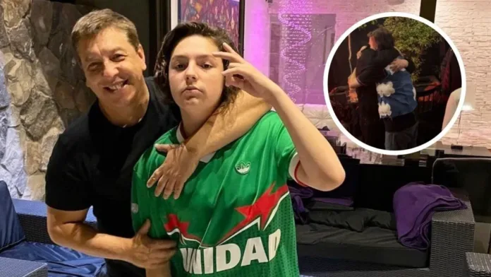 Julio César Rodríguez celebra el éxito musical de su hijo Joaquín: un gran logro. Julio César Rodríguez celebra el éxito musical de su hijo Joaquín: un gran logro.