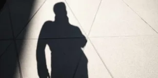 El Tribunal Supremo multa a un hombre por entrar desnudo a una comisaría.