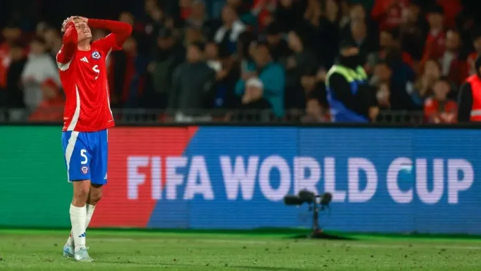 Chile se queda en el último lugar tras la victoria de Perú sobre Uruguay. Chile se queda en el último lugar tras la victoria de Perú sobre Uruguay.