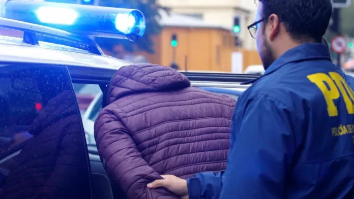 Detienen a sospechoso de asesinar a joven en Valparaíso tras cita por redes sociales. Detienen a sospechoso de asesinar a joven en Valparaíso tras cita por redes sociales.