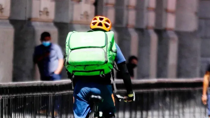 Sernac actuará contra apps de delivery por cobros indebidos de propinas. Sernac actuará contra apps de delivery por cobros indebidos de propinas.