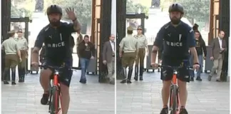 El Presidente Boric llega en bicicleta a La Moneda con camiseta de UC y recibe un regalo.