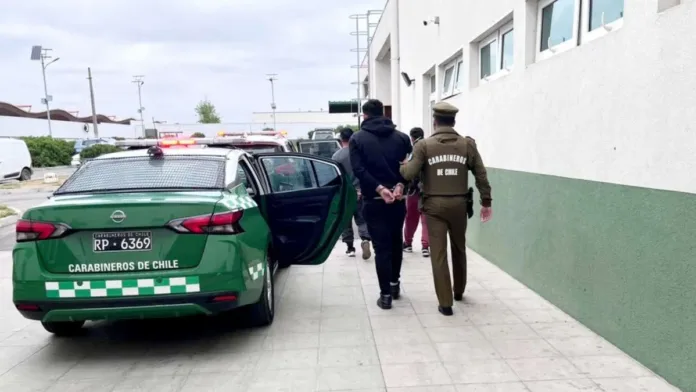 Tres menores y un adulto detenidos tras violenta encerrona en Quintero. Tres menores y un adulto detenidos tras violenta encerrona en Quintero.