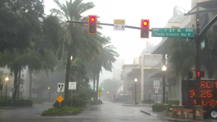 Alerta de tornados en Florida ante la inminente llegada del huracán Milton. Alerta de tornados en Florida ante la inminente llegada del huracán Milton.
