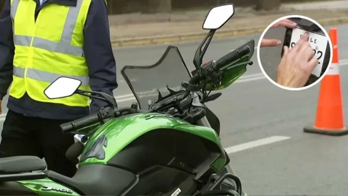 Motorista detenido con patente falsa; compró el vehículo a un amigo de su padre. Motorista detenido con patente falsa; compró el vehículo a un amigo de su padre.