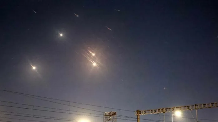 Irán lanza cientos de misiles hacia Israel tras advertencias de un ataque inminente. Irán lanza cientos de misiles hacia Israel tras advertencias de un ataque inminente.