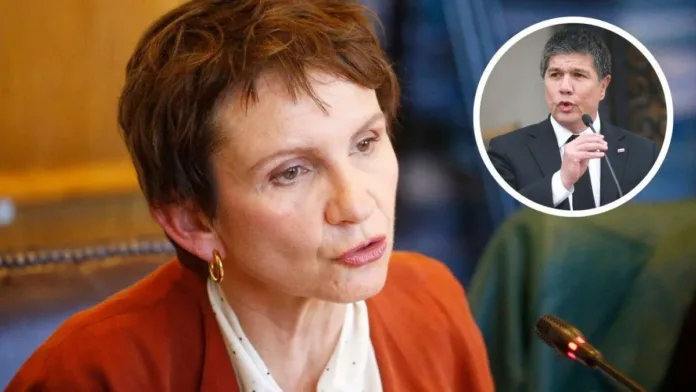 Ministra Tohá advierte sobre el uso de inteligencia para protegerse de acusaciones. Ministra Tohá advierte sobre el uso de inteligencia para protegerse de acusaciones.