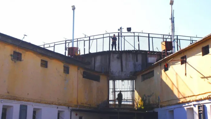 Reo intenta escapar por los techos de la ex Penitenciaría de Santiago. Reo intenta escapar por los techos de la ex Penitenciaría de Santiago.