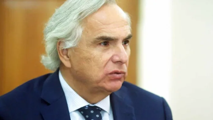 Andrés Chadwick renuncia a la UDI en medio de la controversia por el Caso Audios. Andrés Chadwick renuncia a la UDI en medio de la controversia por el Caso Audios.