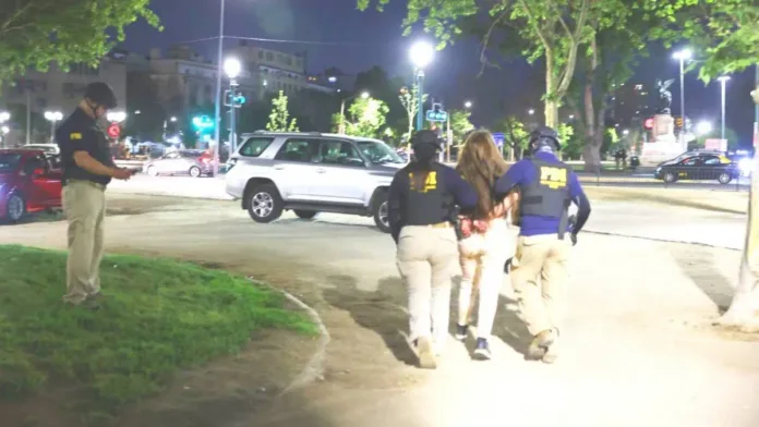 Fiscalización en Plaza Italia: tres detenidos por asaltos de 'La Jauría'. Fiscalización en Plaza Italia: tres detenidos por asaltos de 'La Jauría'.