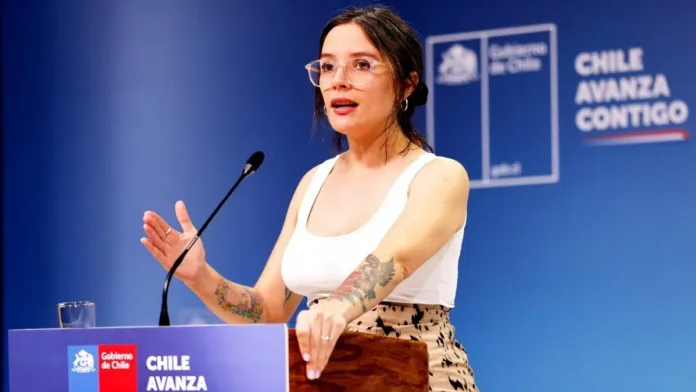 Vallejo defiende al Presidente Boric y llama a la oposición a actuar con responsabilidad. Vallejo defiende al Presidente Boric y llama a la oposición a actuar con responsabilidad.