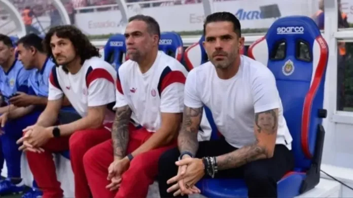 Descubre al equipo que acompaña a Fernando Gago en su trayectoria como entrenador. Descubre al equipo que acompaña a Fernando Gago en su trayectoria como entrenador.