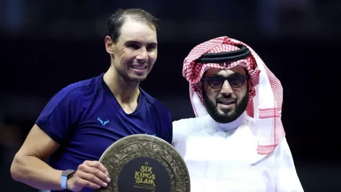 Rafael Nadal recibe un lujoso regalo en su emotiva despedida del tenis. Rafael Nadal recibe un lujoso regalo en su emotiva despedida del tenis.