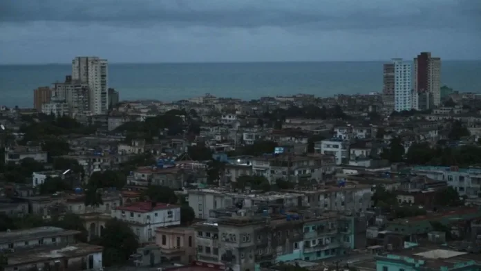 Cuba enfrenta una crisis: apagones y inundaciones tras el paso de la tormenta. Cuba enfrenta una crisis: apagones y inundaciones tras el paso de la tormenta.