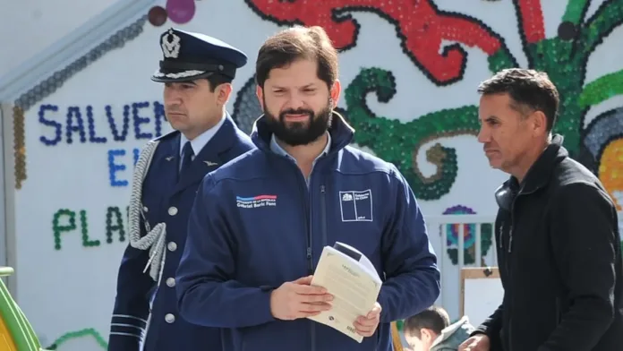 Despedida emotiva: Boric honra a Skármeta en redes sociales con gratitud. Despedida emotiva: Boric honra a Skármeta en redes sociales con gratitud.