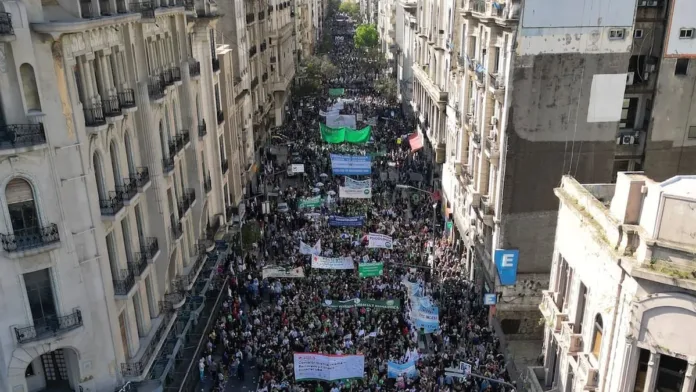 El gobierno argentino veta ley de financiamiento universitario El gobierno argentino veta ley de financiamiento universitario