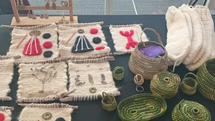 Emprendedora Yagán destaca en la Expo Feria Mujeres Indígenas 2024. Emprendedora Yagán destaca en la Expo Feria Mujeres Indígenas 2024.