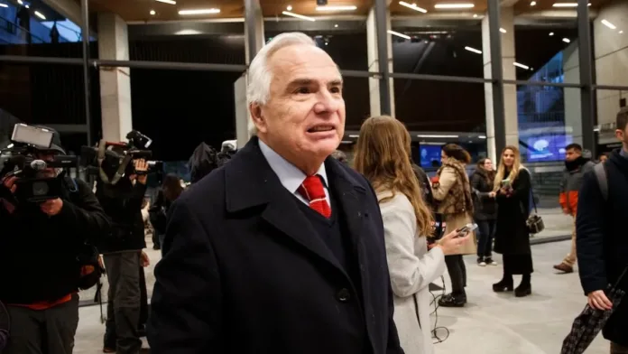 Andrés Chadwick solicita desafuero de 10 diputados por daño a su honra. Andrés Chadwick solicita desafuero de 10 diputados por daño a su honra.