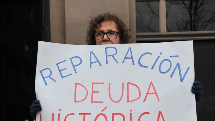 Profesores respaldan con un 82% la propuesta de reparación del Gobierno. Profesores respaldan con un 82% la propuesta de reparación del Gobierno.