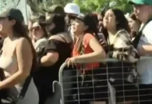 Desmayos y caos en el recital de Aventura: fanáticos rompen vallas de seguridad.