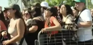 Desmayos y caos en el recital de Aventura: fanáticos rompen vallas de seguridad.