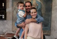 El viudo de Javiera Suárez celebra el 8° cumpleaños de su hijo Pedrito.