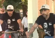 Jorge Valdivia llega en bicicleta a votar en Lo Barnechea con su hijo.