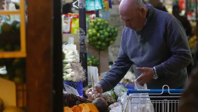 Economistas advierten sobre el aumento del costo de vida y su impacto económico. Economistas advierten sobre el aumento del costo de vida y su impacto económico.