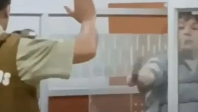 Momento aterrador: secuestrador amenaza a rehén frente a Carabineros. Momento aterrador: secuestrador amenaza a rehén frente a Carabineros.