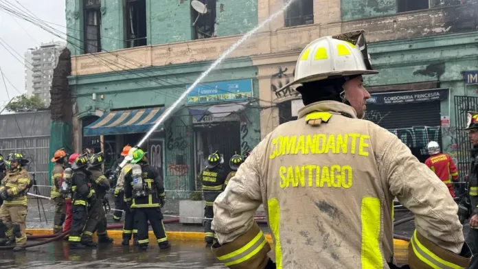 Incendio en local comercial en Independencia: 80 voluntarios en acción. Incendio en local comercial en Independencia: 80 voluntarios en acción.