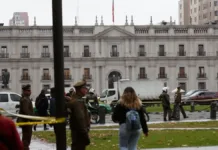 Accidente frente a La Moneda: auto volcado tras colisión en la vía pública.