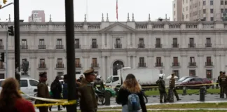 Accidente frente a La Moneda: auto volcado tras colisión en la vía pública.