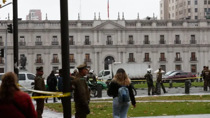 Accidente frente a La Moneda: auto volcado tras colisión en la vía pública. Accidente frente a La Moneda: auto volcado tras colisión en la vía pública.