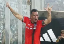 Esteban Paredes celebra el título de Colo Colo y advierte sobre sanciones a Barroso.