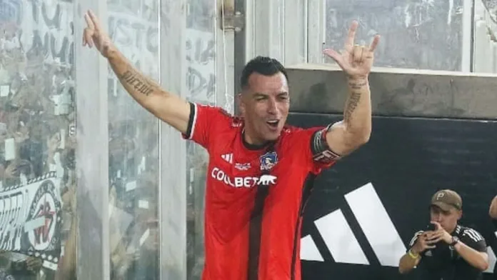 Esteban Paredes celebra el título de Colo Colo y advierte sobre sanciones a Barroso.