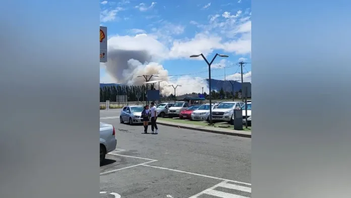Alerta roja en Mostazal: incendio amenaza viviendas en O'Higgins. Alerta roja en Mostazal: incendio amenaza viviendas en O'Higgins.