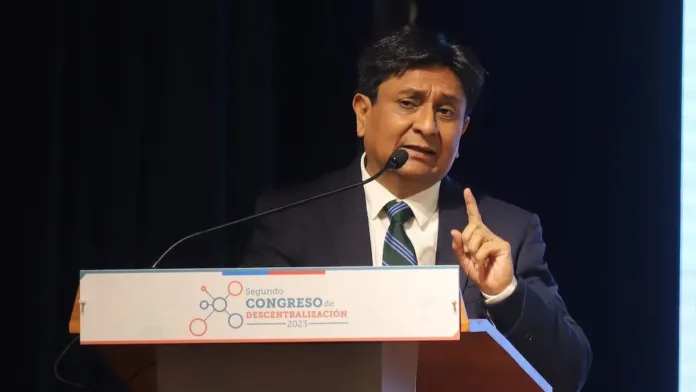 El Gobernador de Antofagasta destaca su inversión en soluciones para la ciudadanía. El Gobernador de Antofagasta destaca su inversión en soluciones para la ciudadanía.