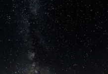 El espacio parece oscuro a pesar de las estrellas: descubre la razón detrás de este misterio.