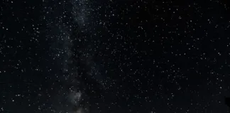 El espacio parece oscuro a pesar de las estrellas: descubre la razón detrás de este misterio.