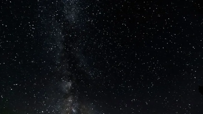 El espacio parece oscuro a pesar de las estrellas: descubre la razón detrás de este misterio. El espacio parece oscuro a pesar de las estrellas: descubre la razón detrás de este misterio.